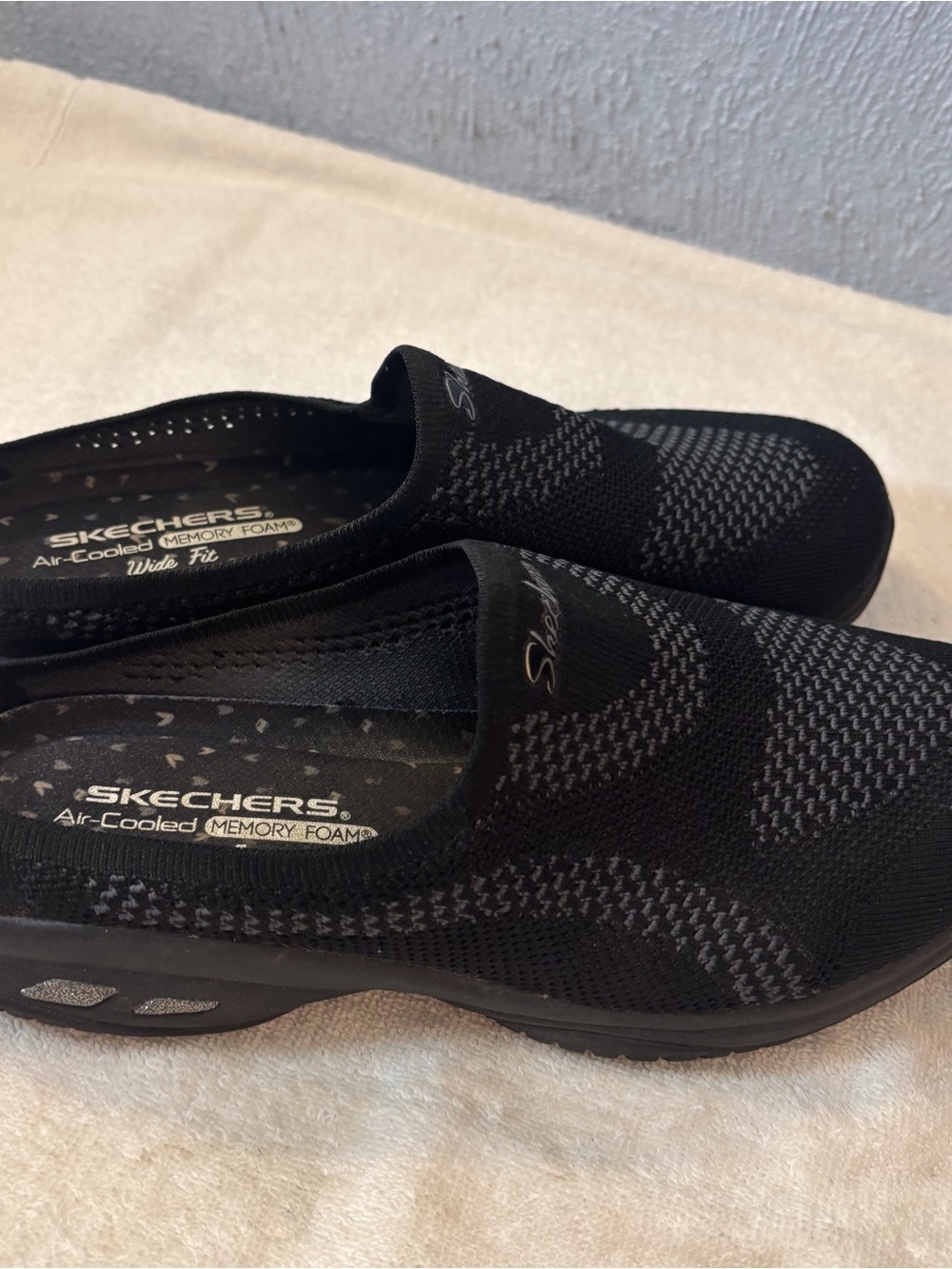 Skechers Women's Black Slip-On Knit Memory Foam Sneakers Wide Fit SZ 9 Padded